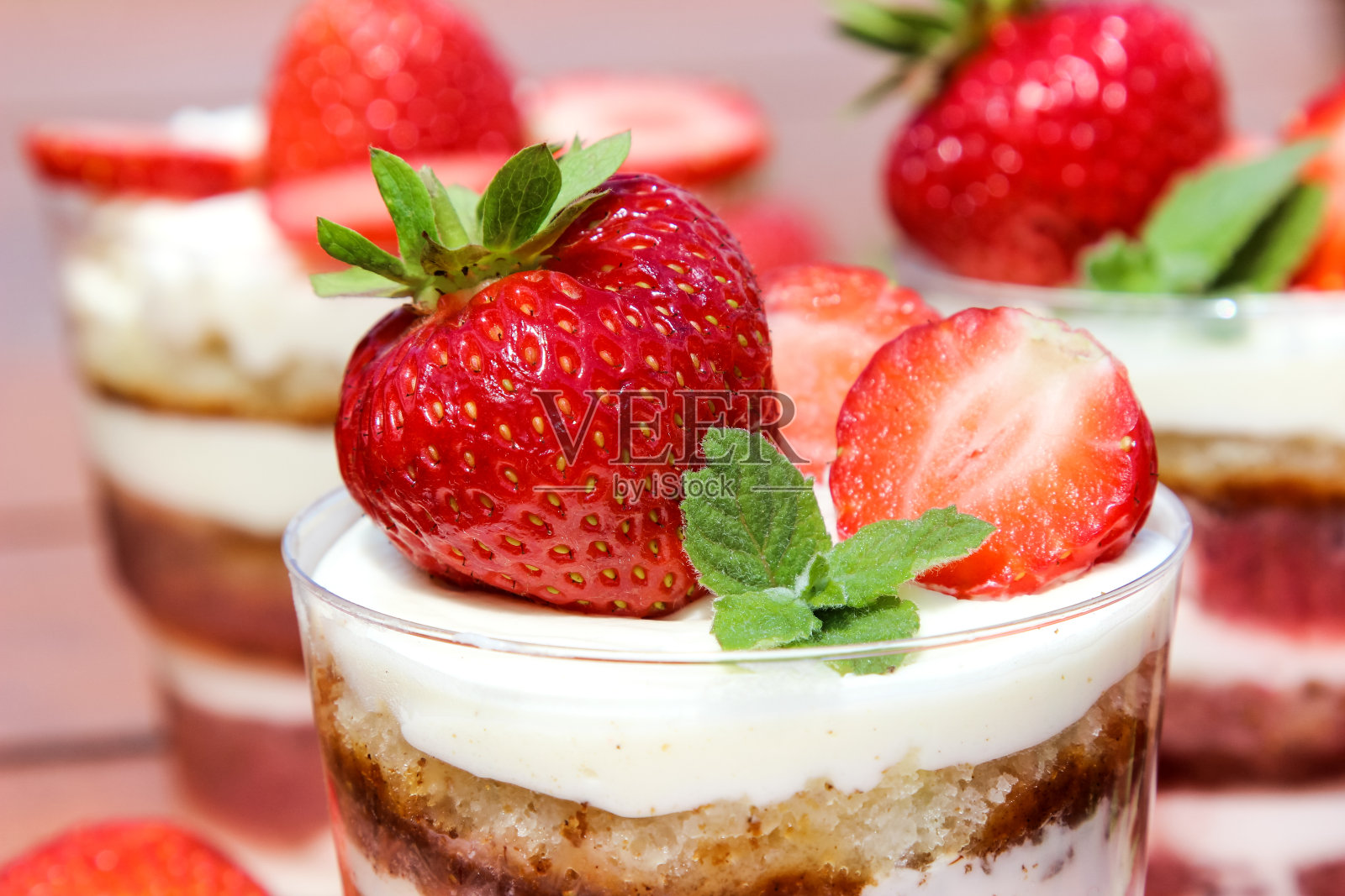 白色奶油蛋糕上的草莓照片摄影图片