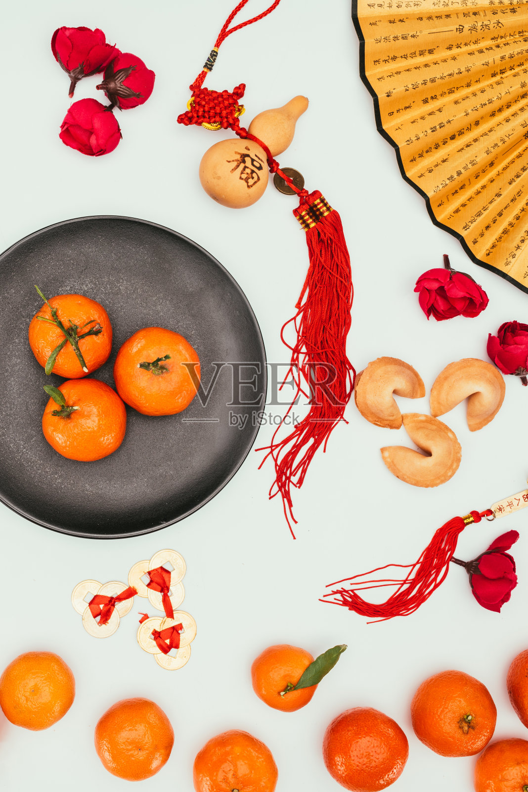 上面是带有橘子和传统护身符的中国幸运饼干，白色是中国新年的概念照片摄影图片