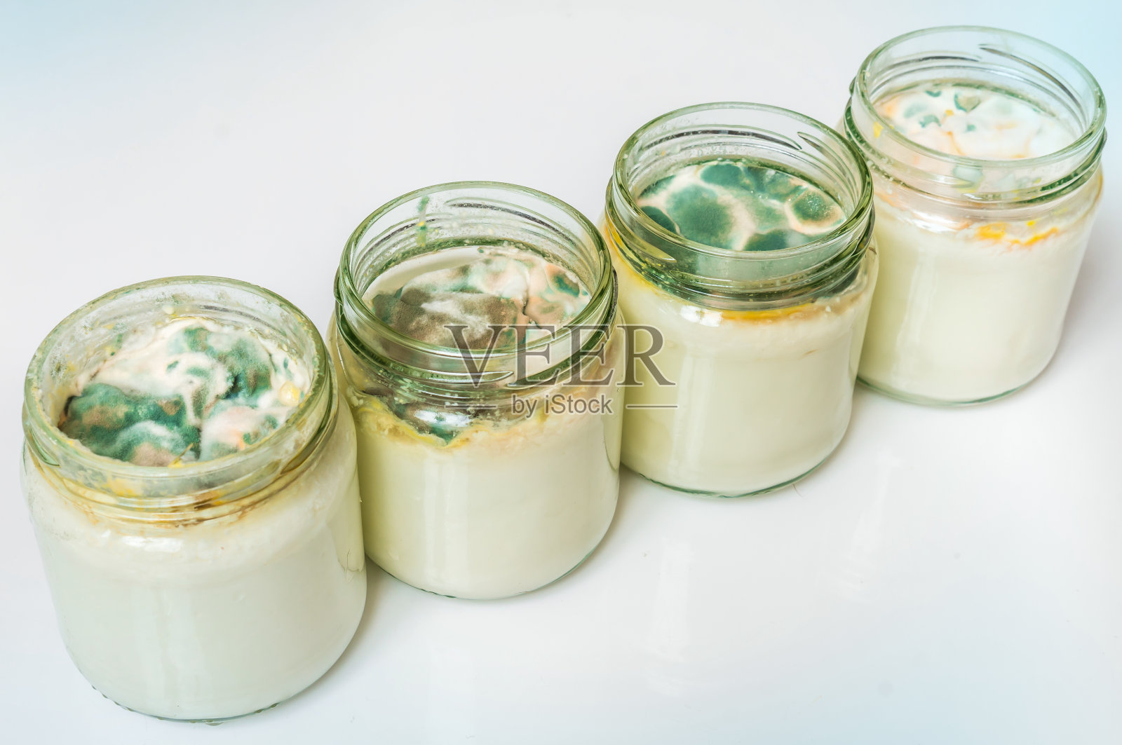 实验室玻璃容器中有霉菌的酸奶照片摄影图片
