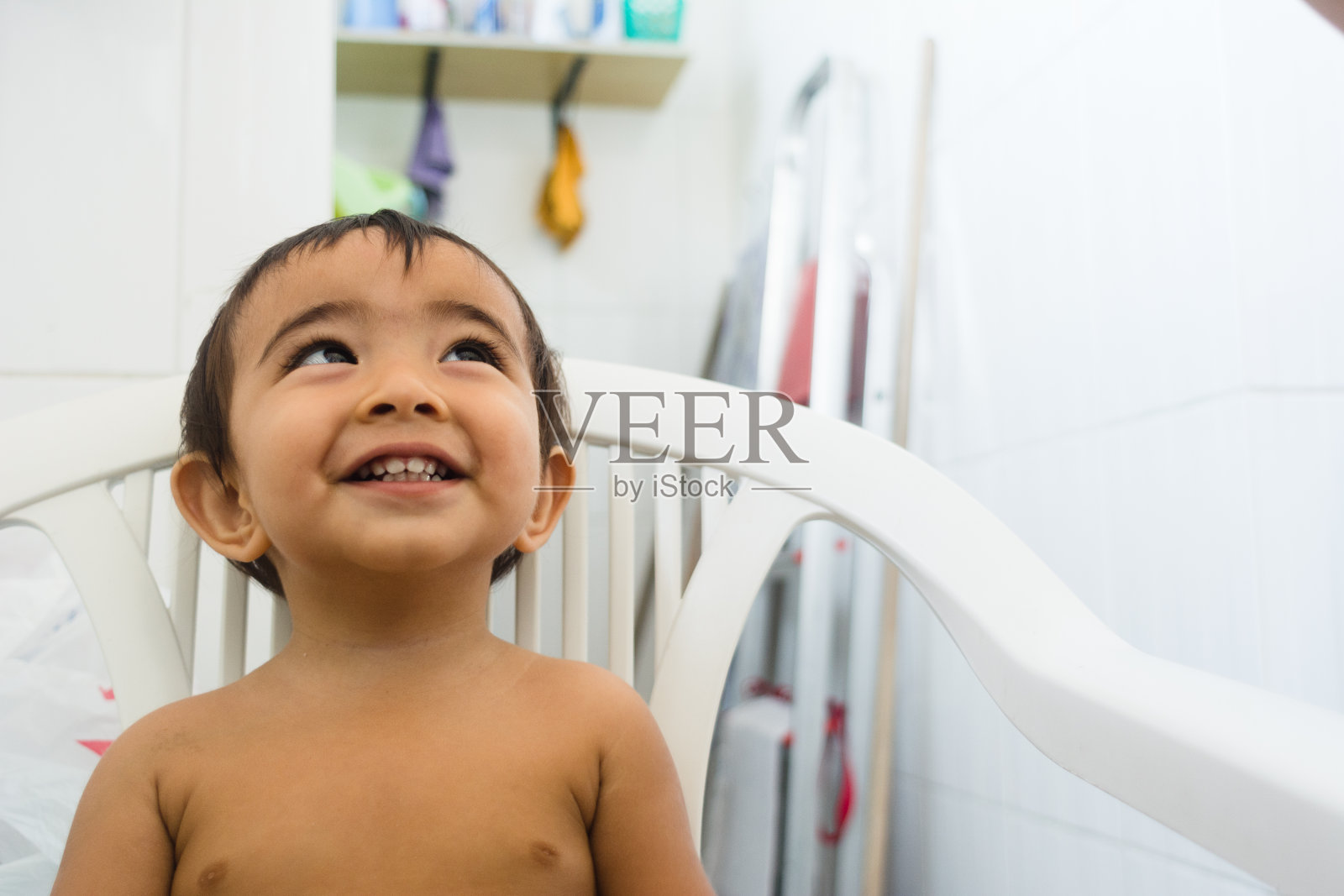 一个可爱的肖像和表情丰富的亚洲一岁男婴微笑快乐照片摄影图片