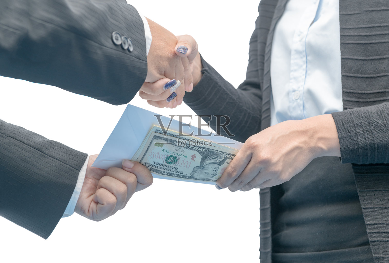 商人用信封里的钱握手照片摄影图片