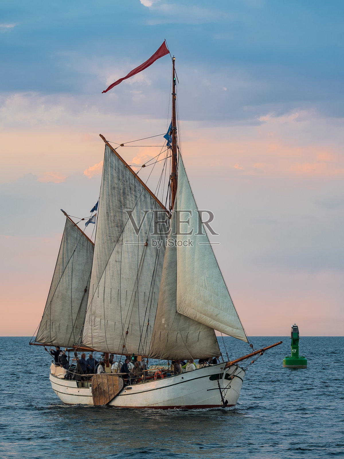 在罗斯托克的波罗的海上的一艘帆船照片摄影图片