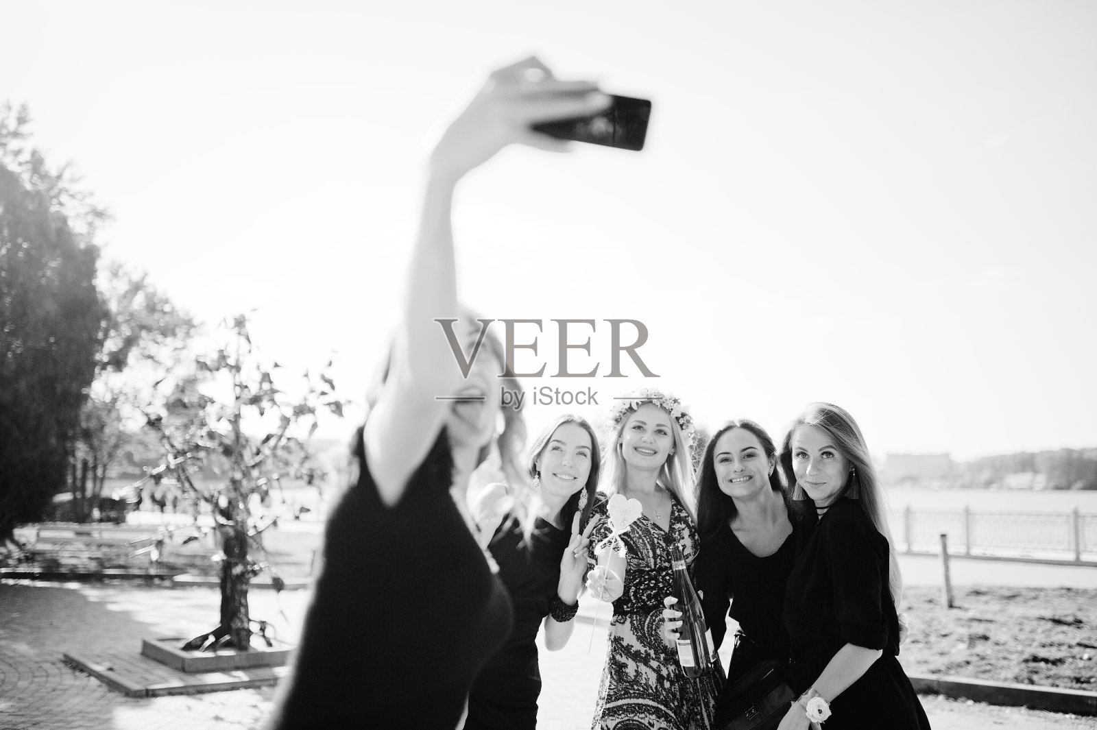 五个女孩穿着黑色衣服在妇女聚会上玩得很开心。照片摄影图片