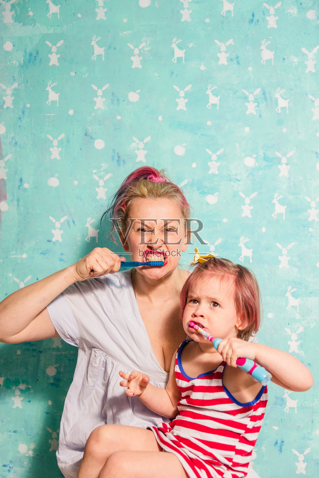 牙刷。妈妈教小女儿刷牙照片摄影图片