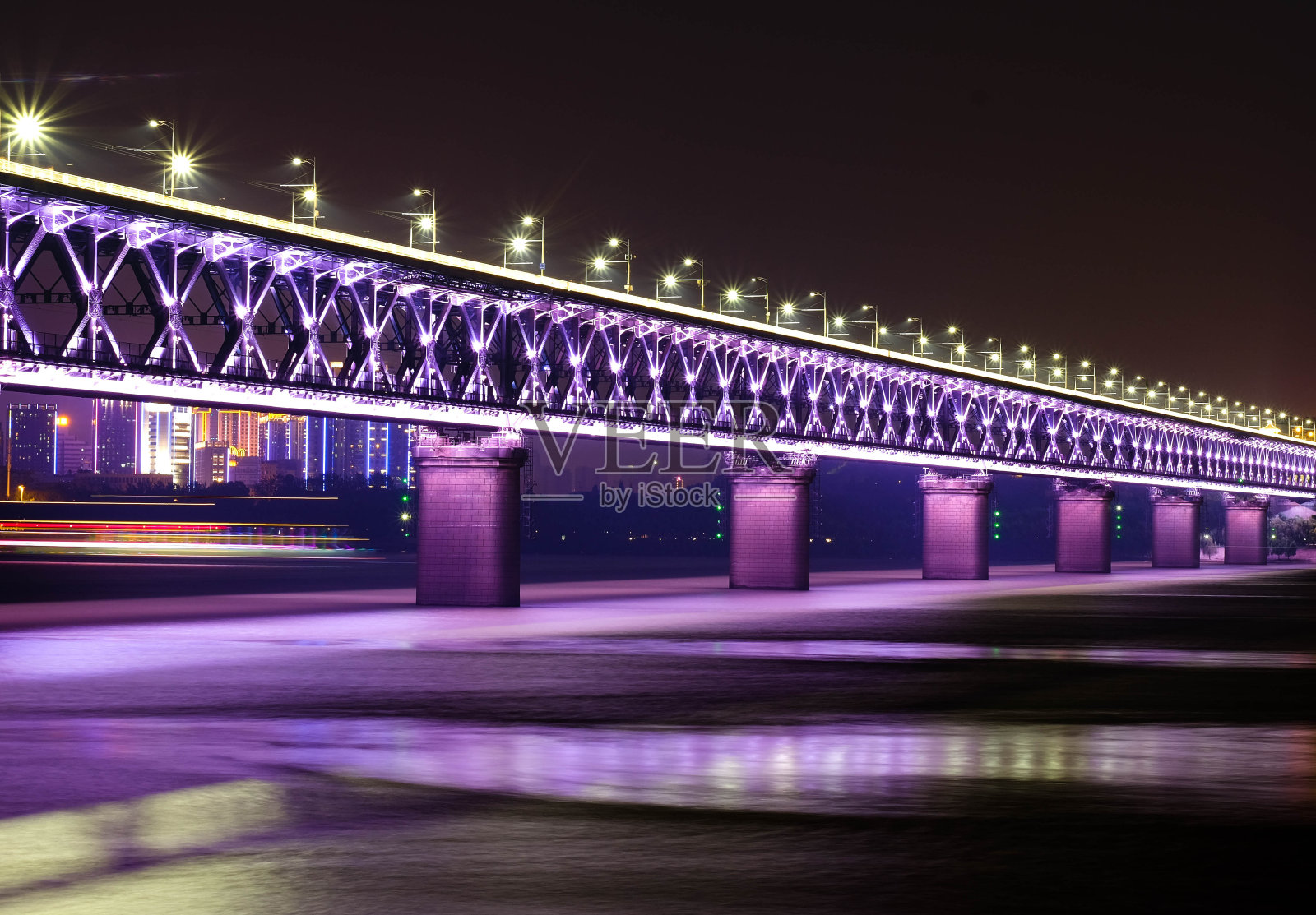 武汉长江大桥双层桥的夜晚。照片摄影图片