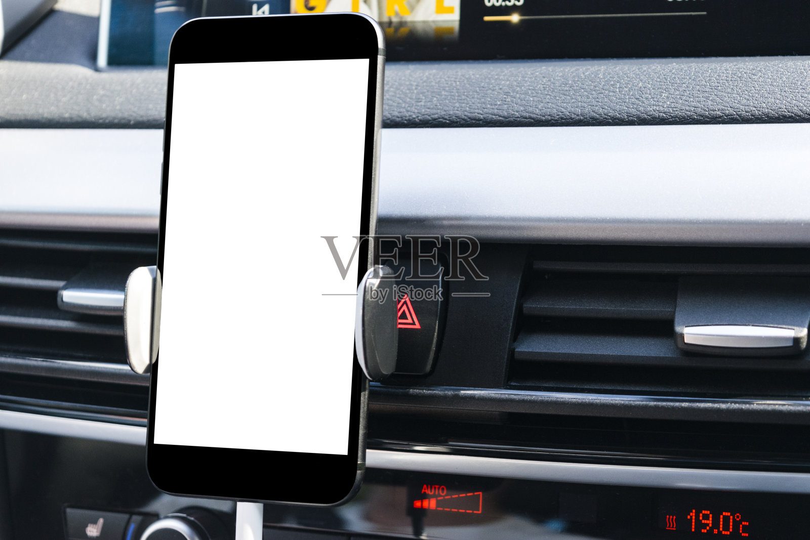 智能手机在汽车中使用导航或GPS。驾驶一辆装有智能手机的汽车。手机与隔离白色屏幕。空白的空屏幕。副本的空间。文本的空白。现代汽车内部细节。照片摄影图片