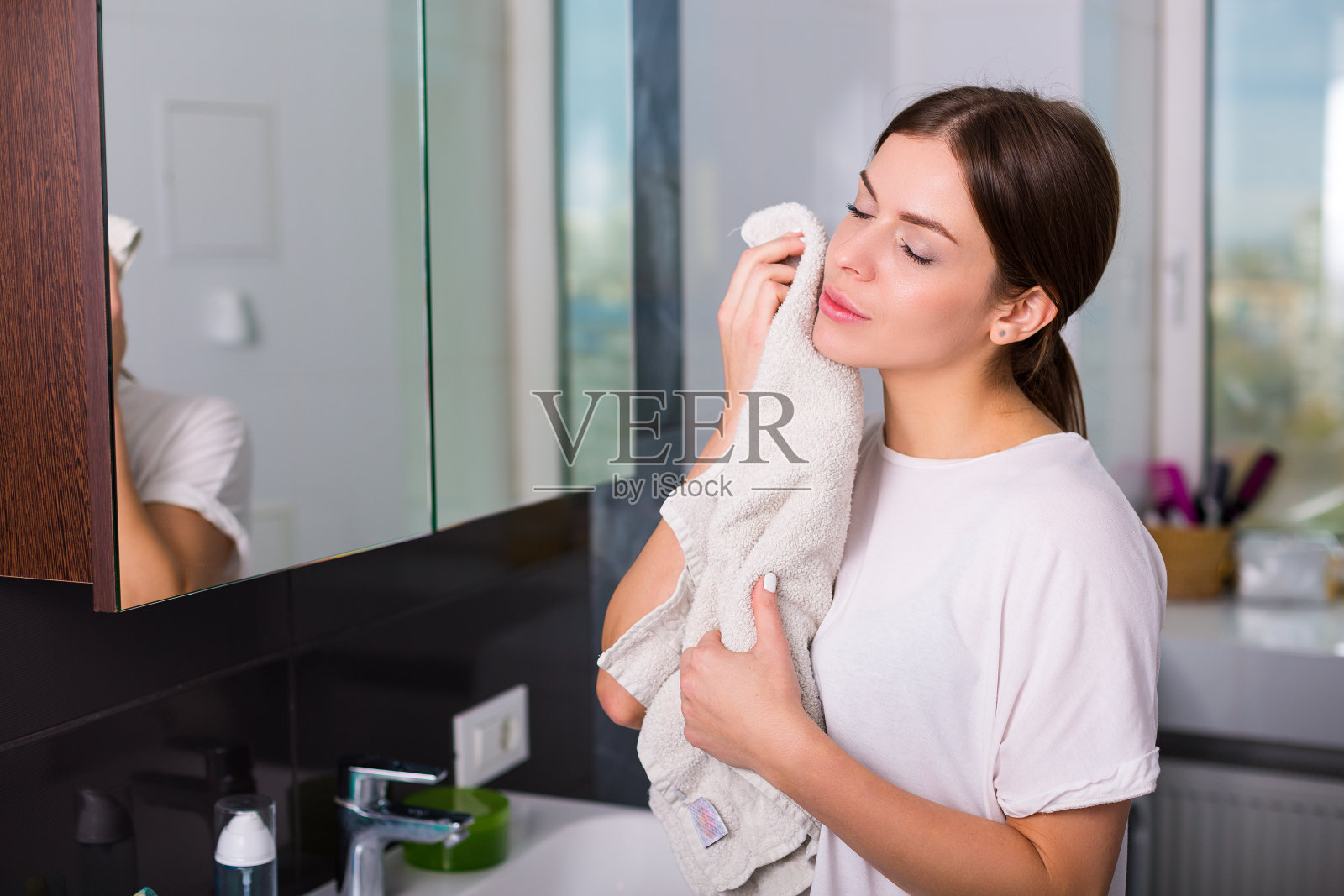 一个正在洗脸的女人照片摄影图片