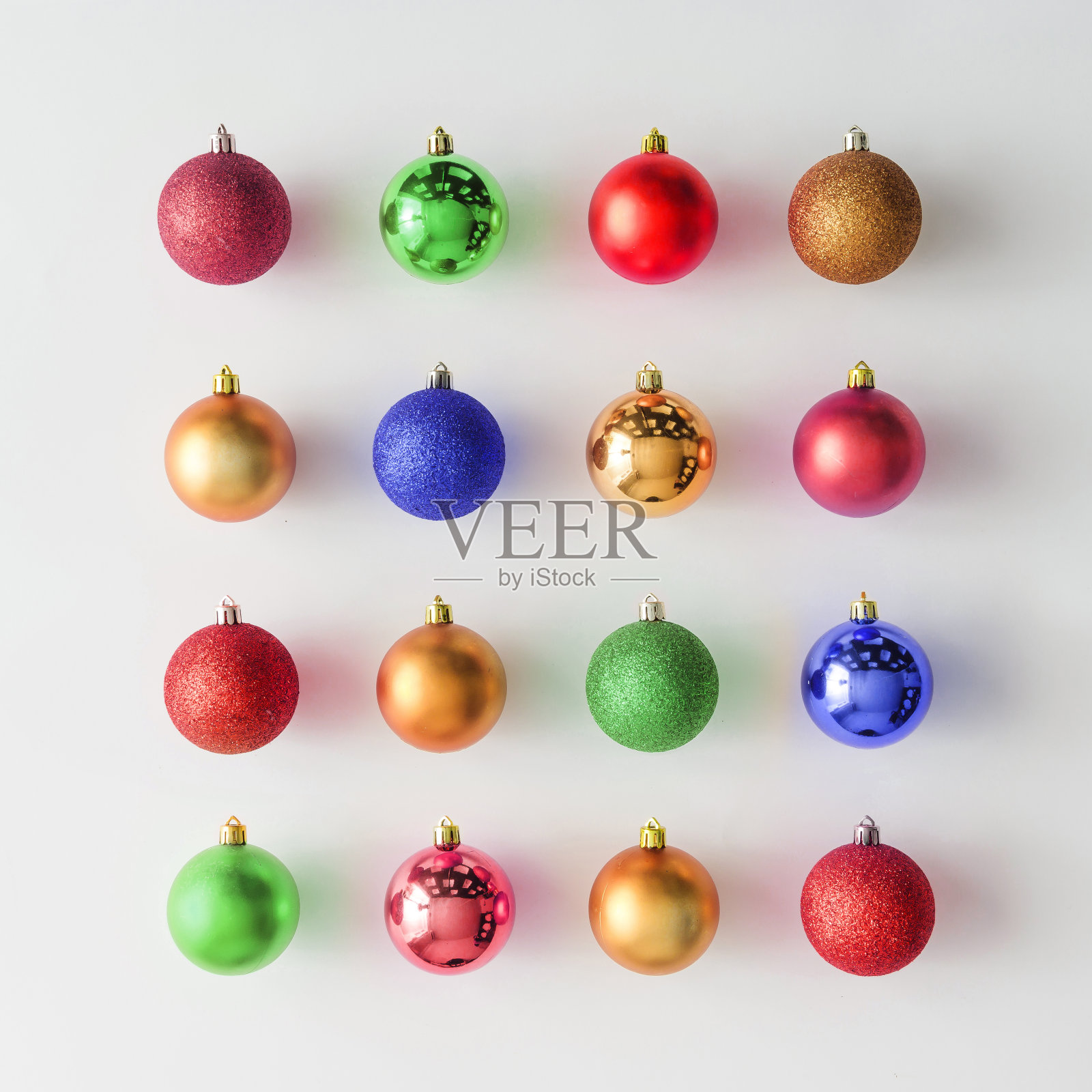 色彩缤纷的圣诞装饰物在明亮的背景。平的。节日的概念。照片摄影图片