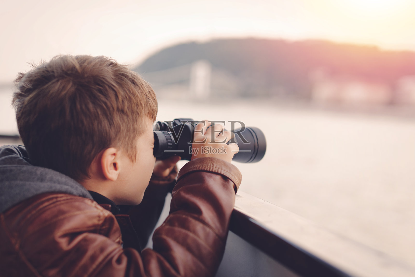 小男孩在多瑙河上看日落，布达佩斯，匈牙利照片摄影图片