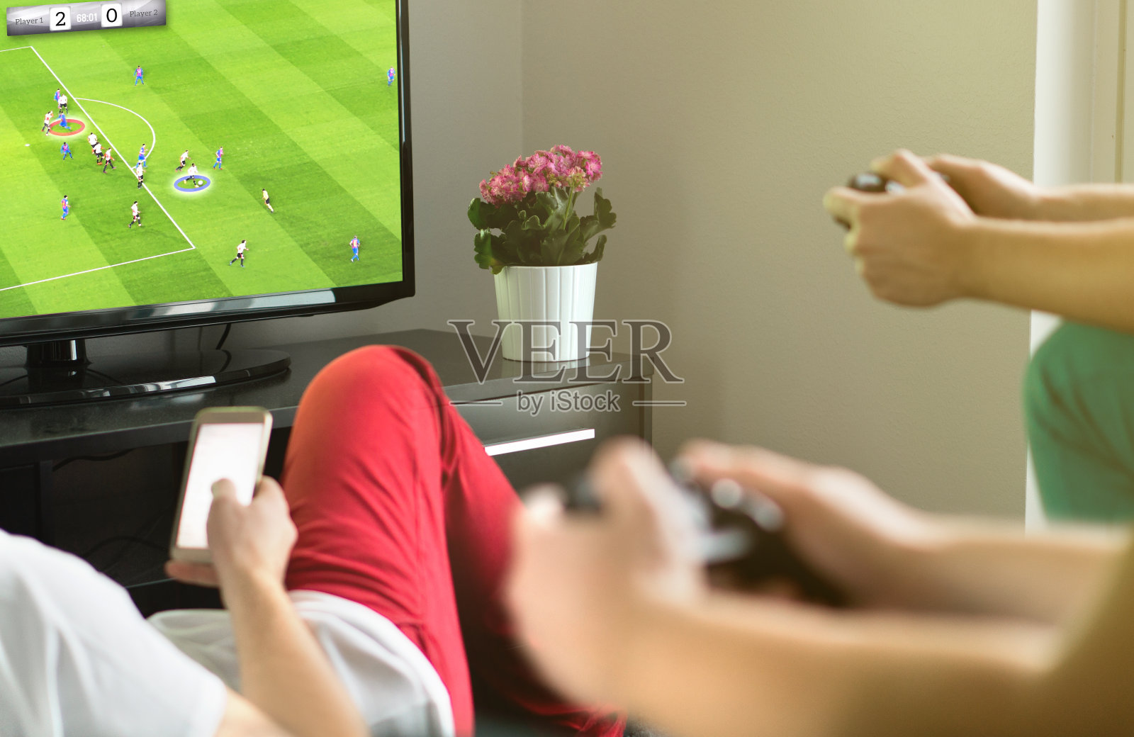一群朋友在外面玩虚拟的足球或足球视频游戏。照片摄影图片
