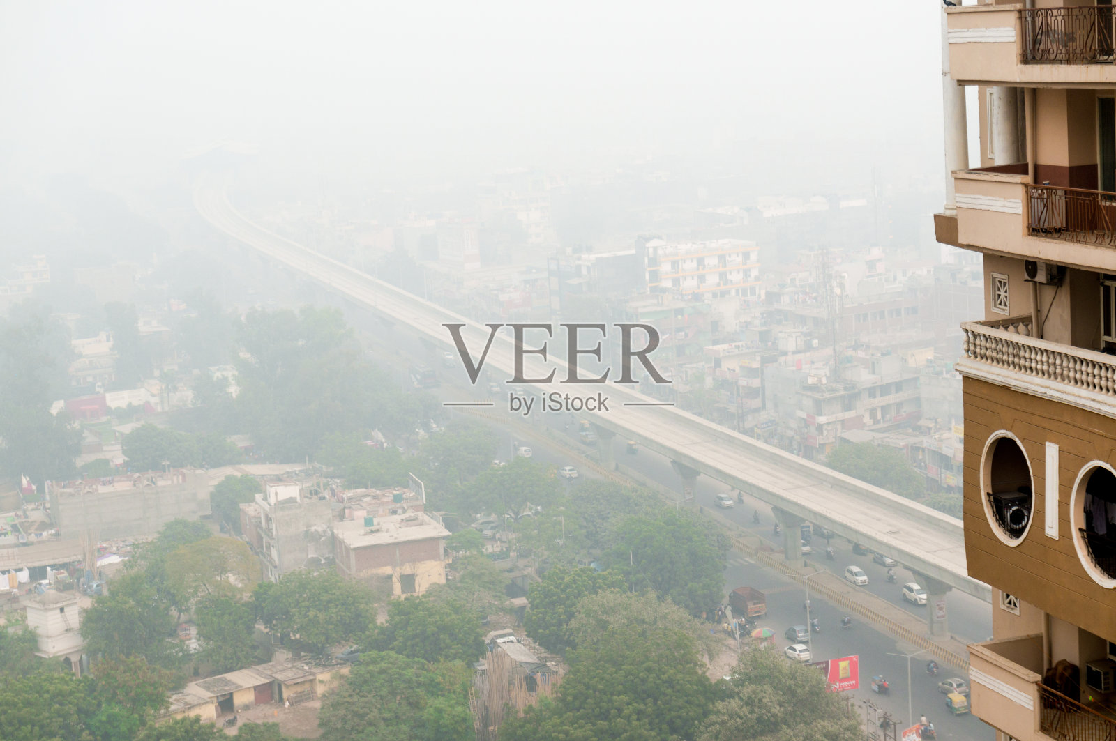在德里，建筑面对烟雾笼罩的城市景观照片摄影图片