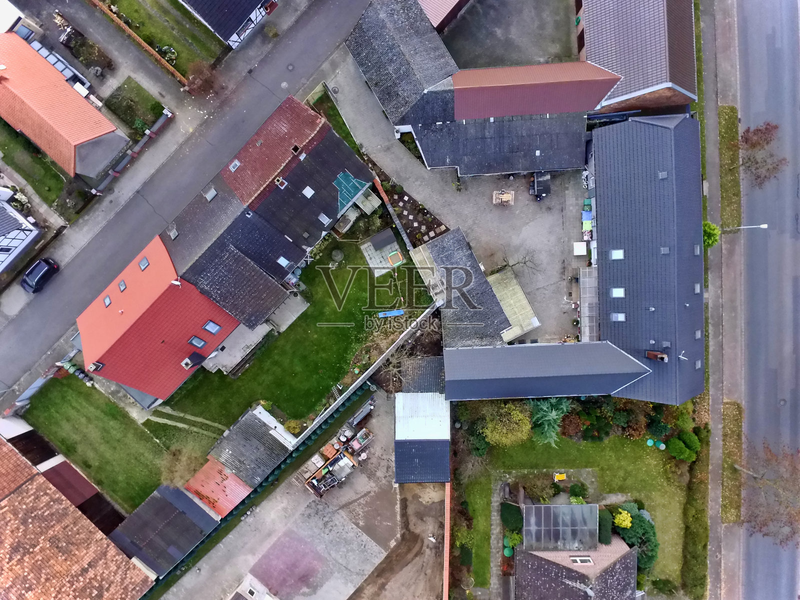 房屋和土地的家庭在沃尔夫斯堡附近的村庄，德国，鸟瞰图照片摄影图片