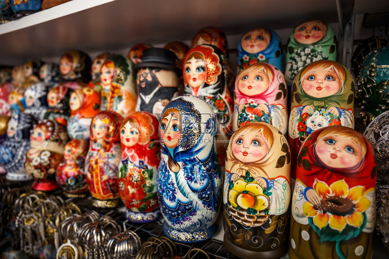 一组俄罗斯纪念品俄罗斯套娃在商店货架上-木制玩具的形式，画的娃娃照片摄影图片