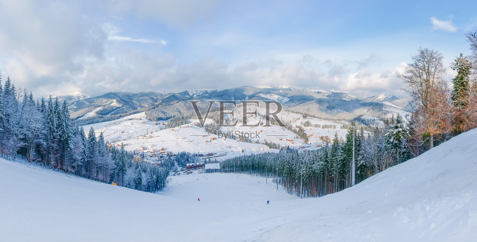 背靠山脉和喀尔巴阡村庄的滑雪坡道照片摄影图片