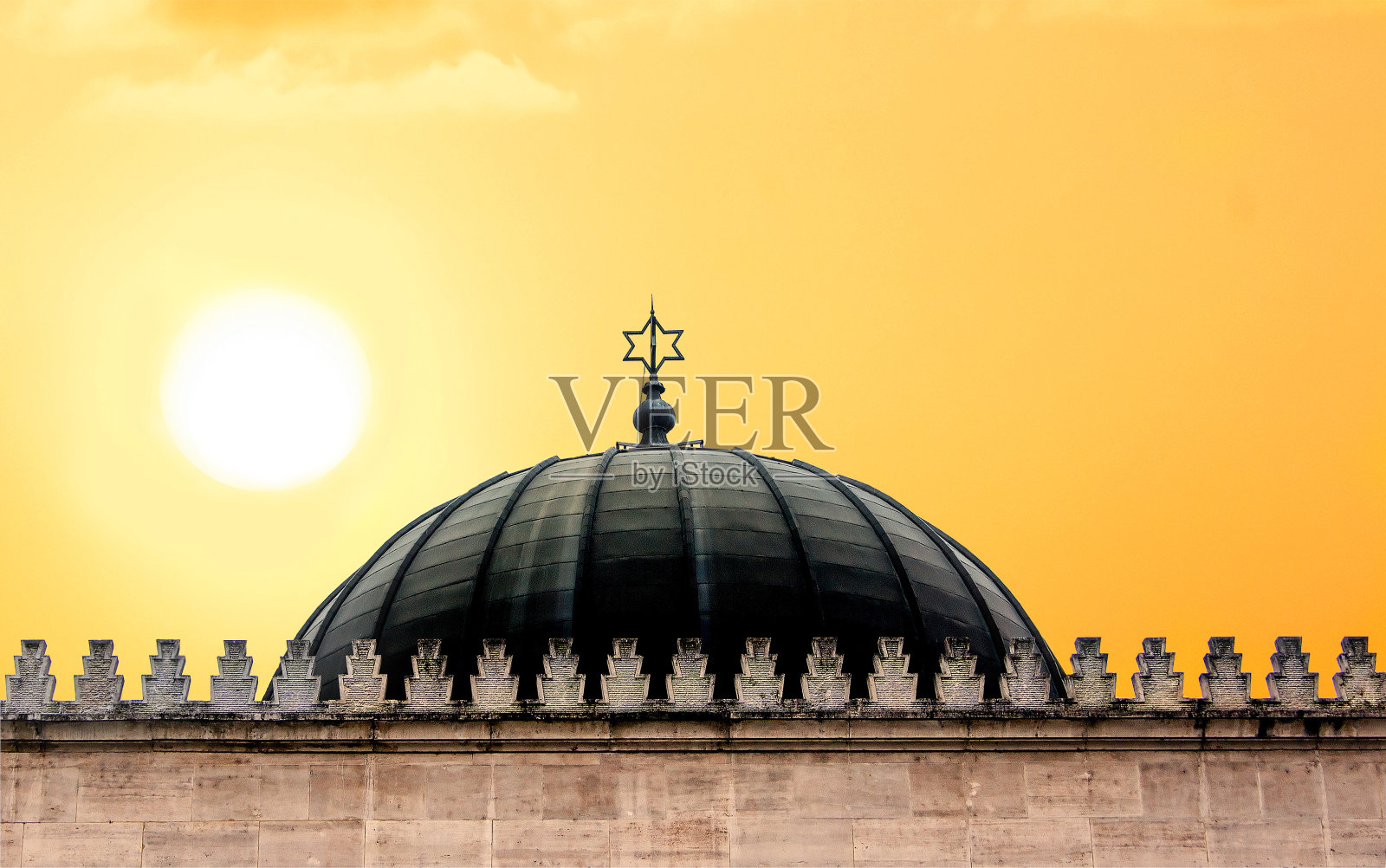 犹太教堂的圆顶，日落时有大卫之星的标志照片摄影图片