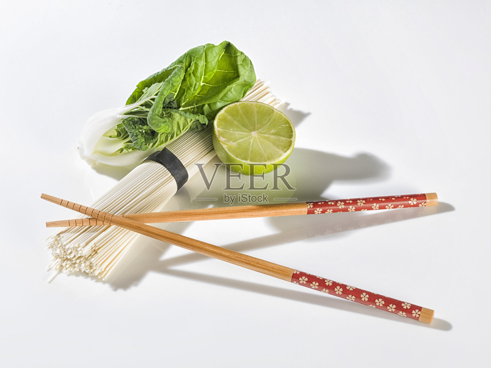 寿司条配蔬菜和竹席照片摄影图片