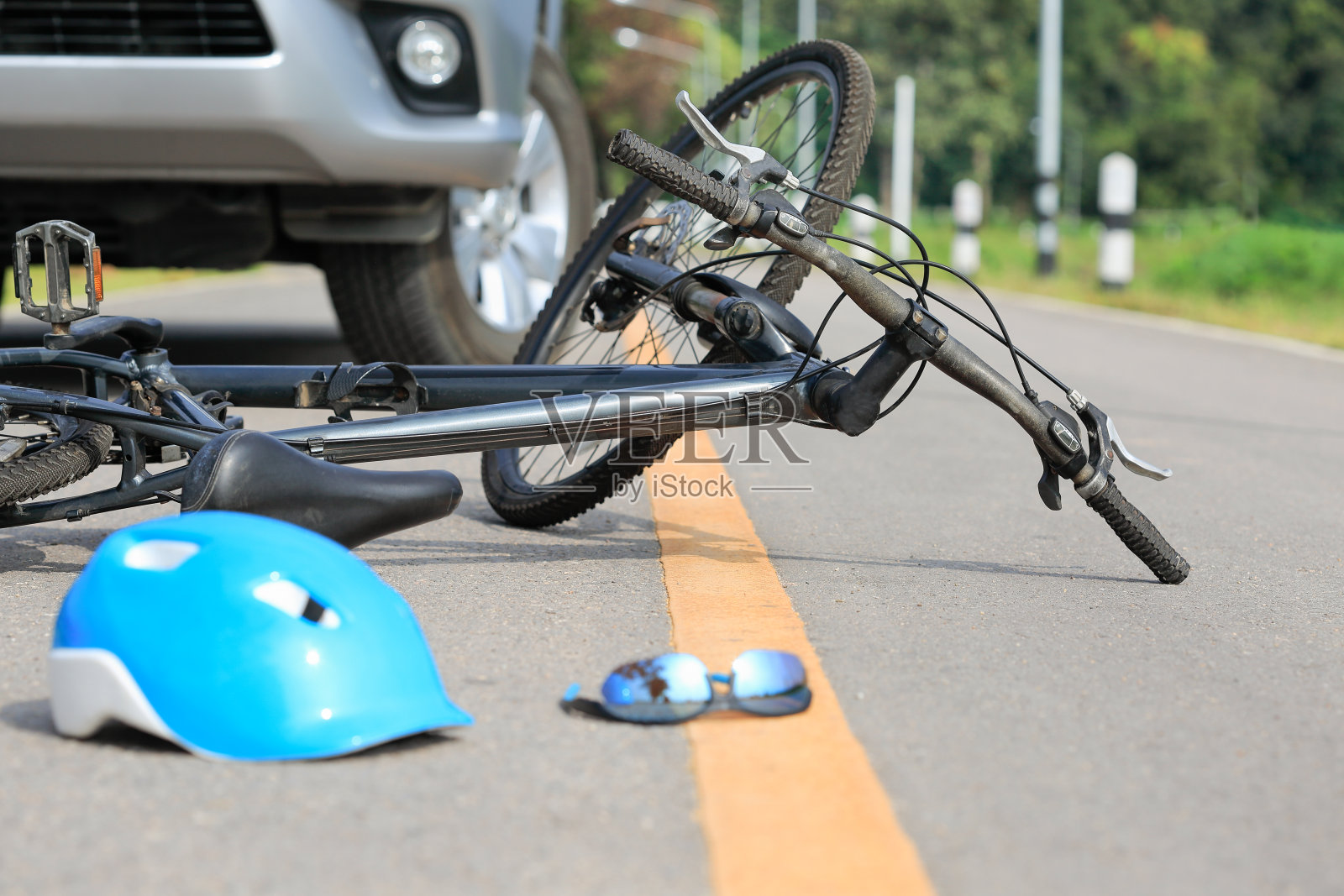车祸与自行车在路上相撞照片摄影图片