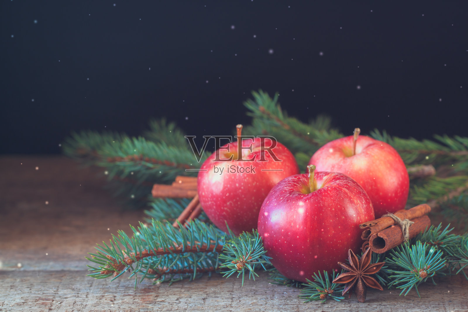 圣诞苹果与桂皮和八角与圣诞树的树枝照片摄影图片