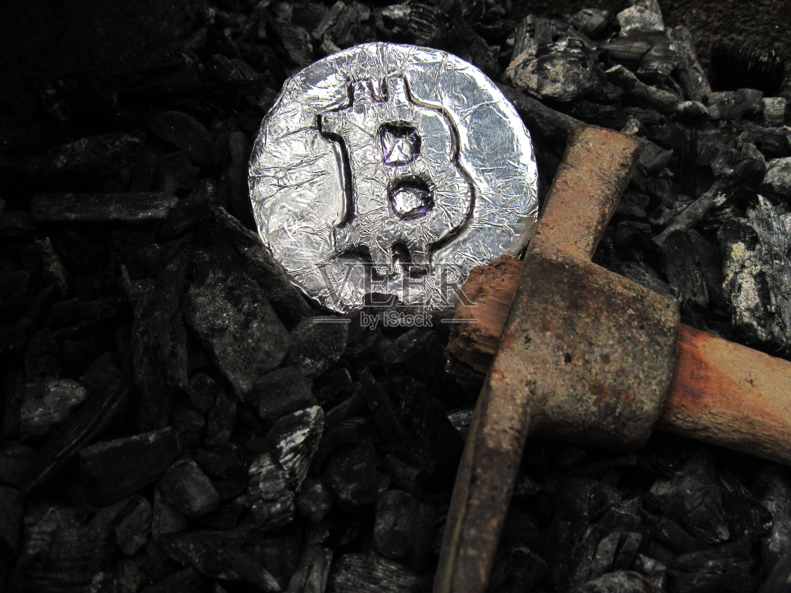 比特币挖掘。一个有真正硬件的矿井。区块链技术符号为加密货币金属币、煤炭、鹤嘴锄照片摄影图片
