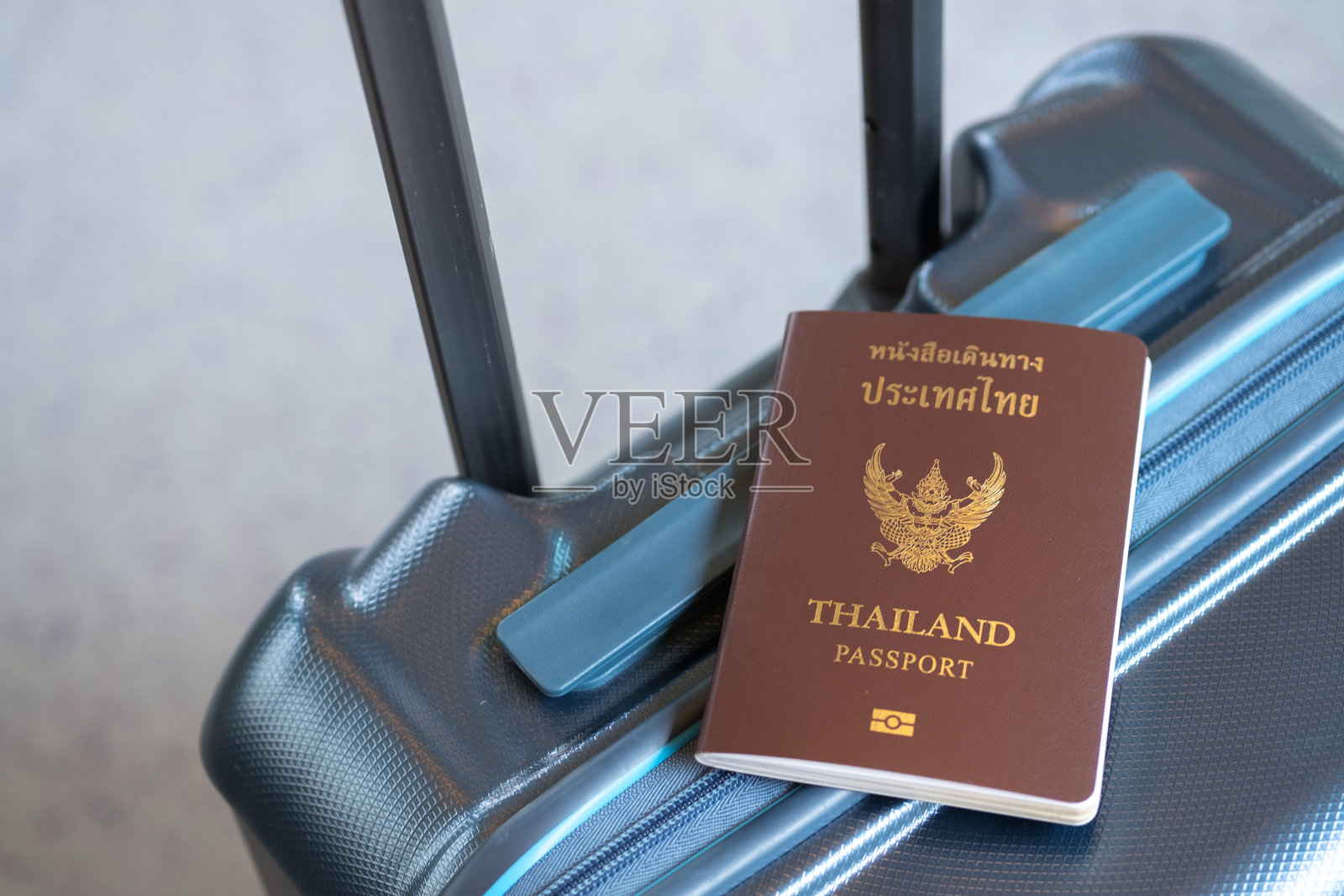 手提箱上的泰国护照，旅游概念照片摄影图片