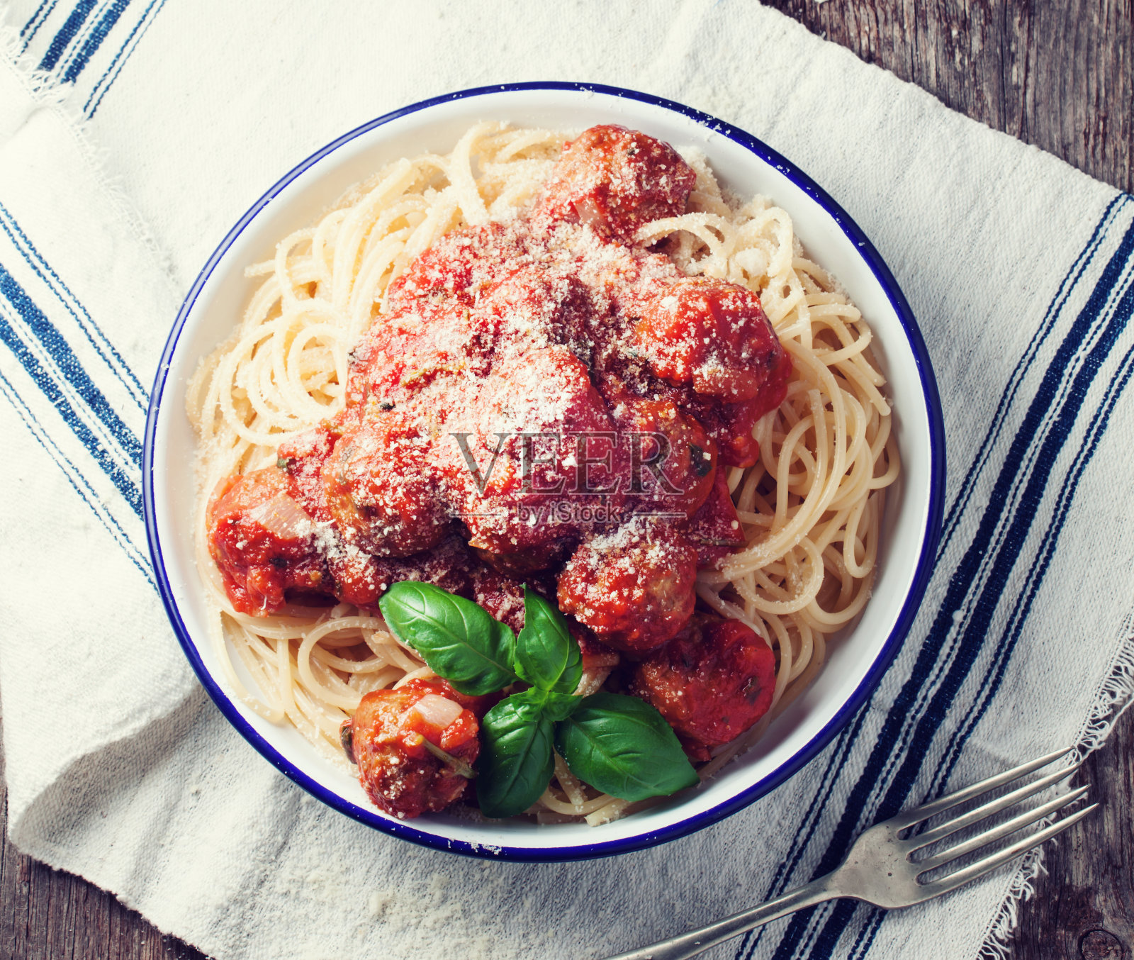 意大利面加肉丸和番茄酱照片摄影图片