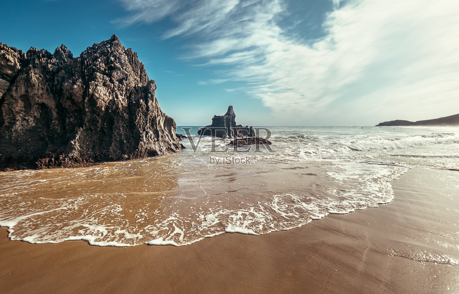 西班牙Villahormes附近的Punta de la Dehesa海滩上的岩石沙滩。照片摄影图片