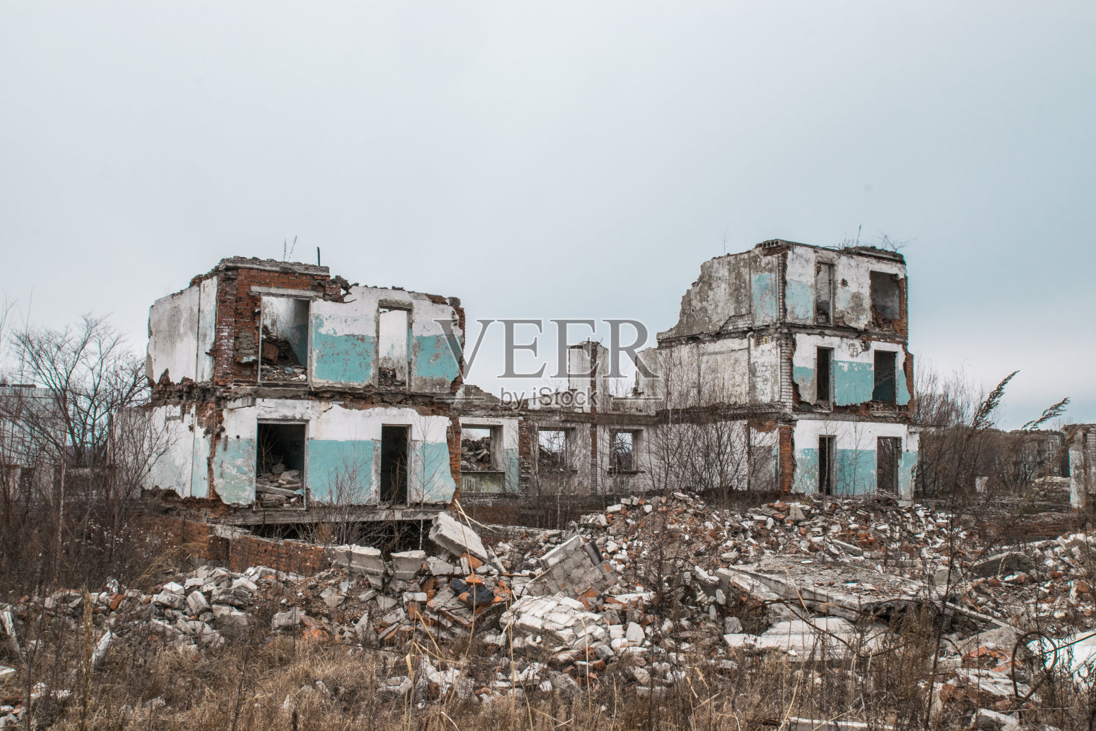 在一个军事城镇，一座废弃的多层建筑被拆毁照片摄影图片