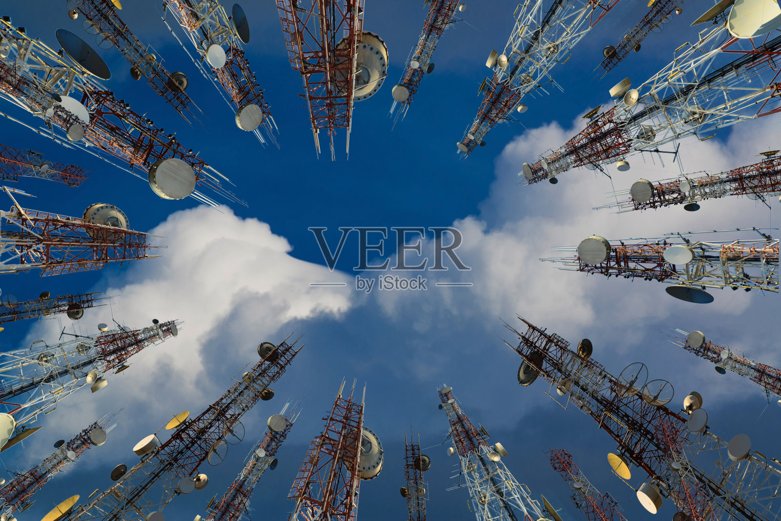 移动电话天线和通信系统塔与云中心天空，电信塔的视角。技术的概念。照片摄影图片