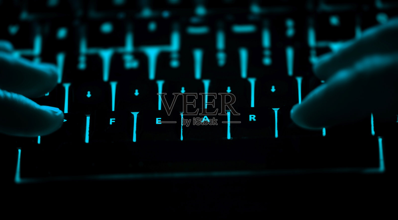 恐惧-在夜晚发光的电脑键盘上的文字照片摄影图片