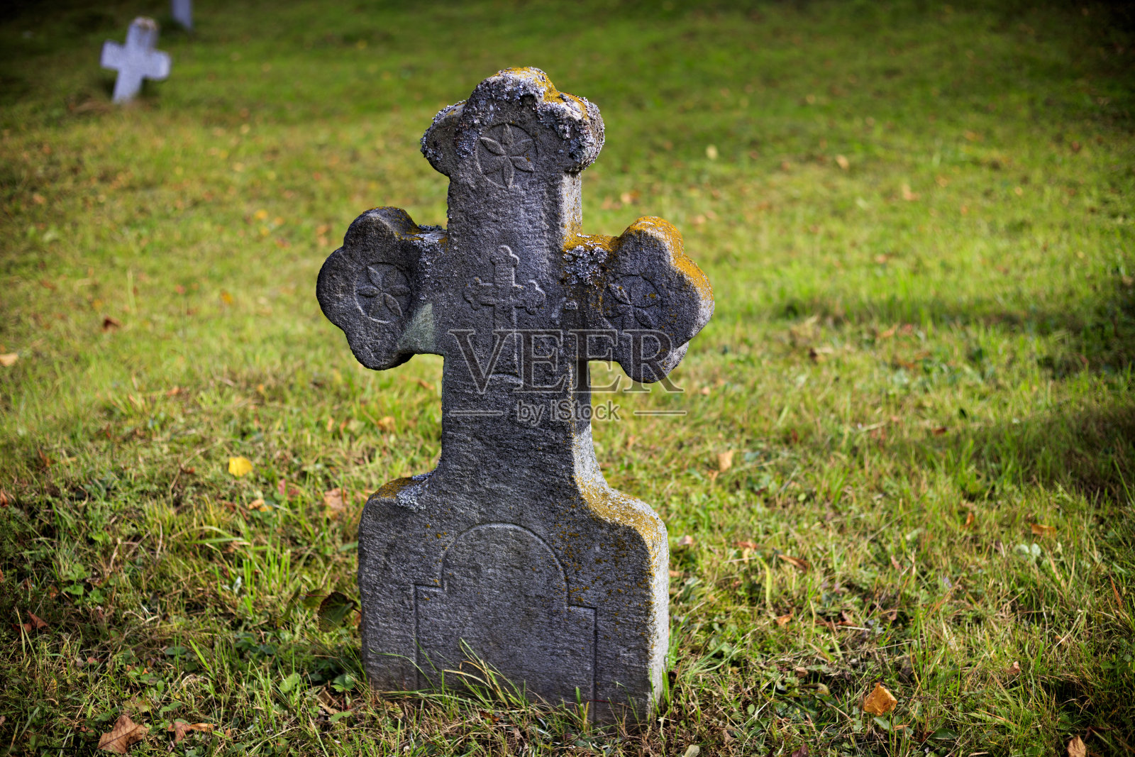 古老的，石头，墓碑十字架在绿色草地的背景。照片摄影图片