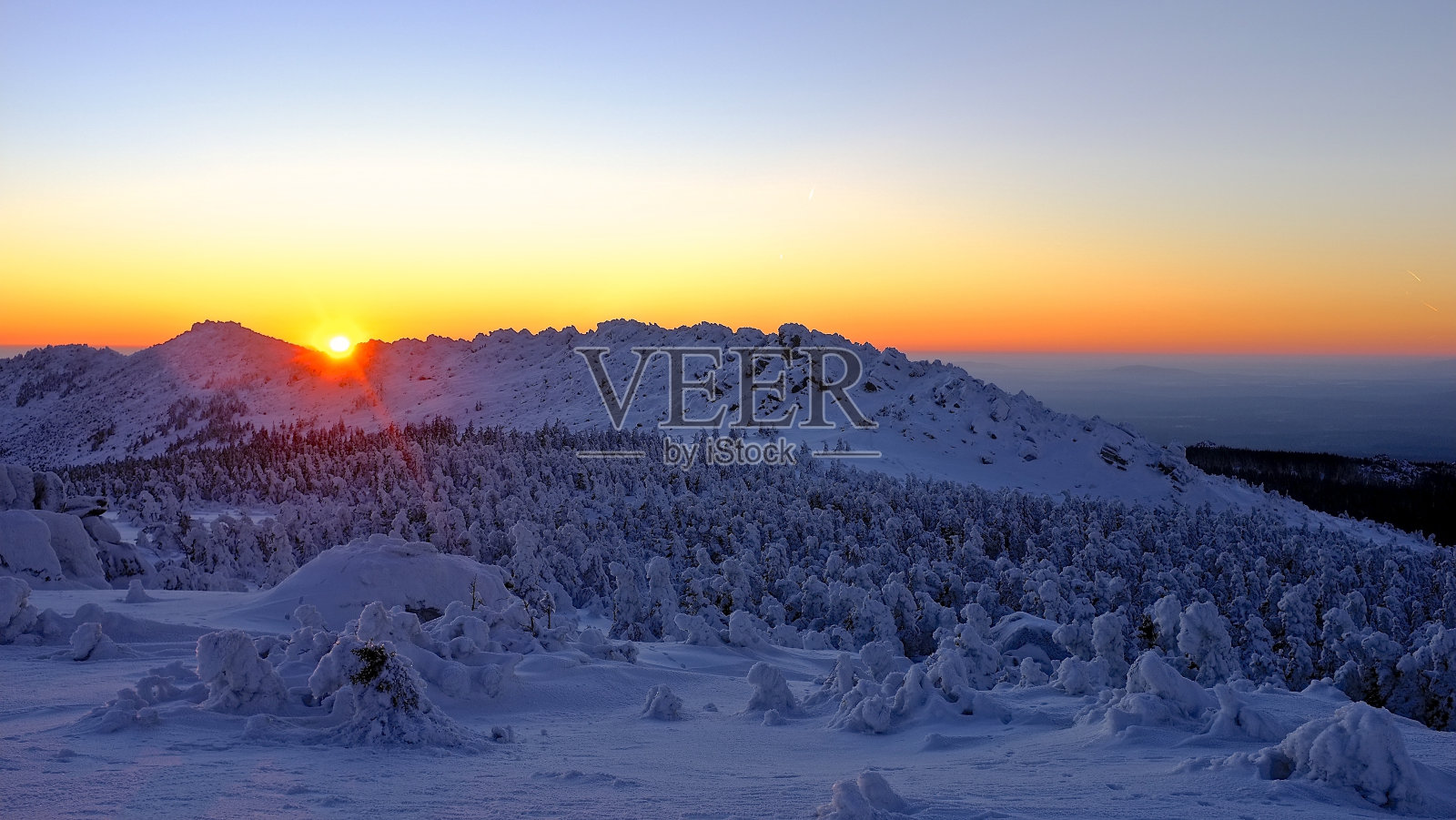 落日美景，雪山山顶。冬季森林户外全景照片摄影图片