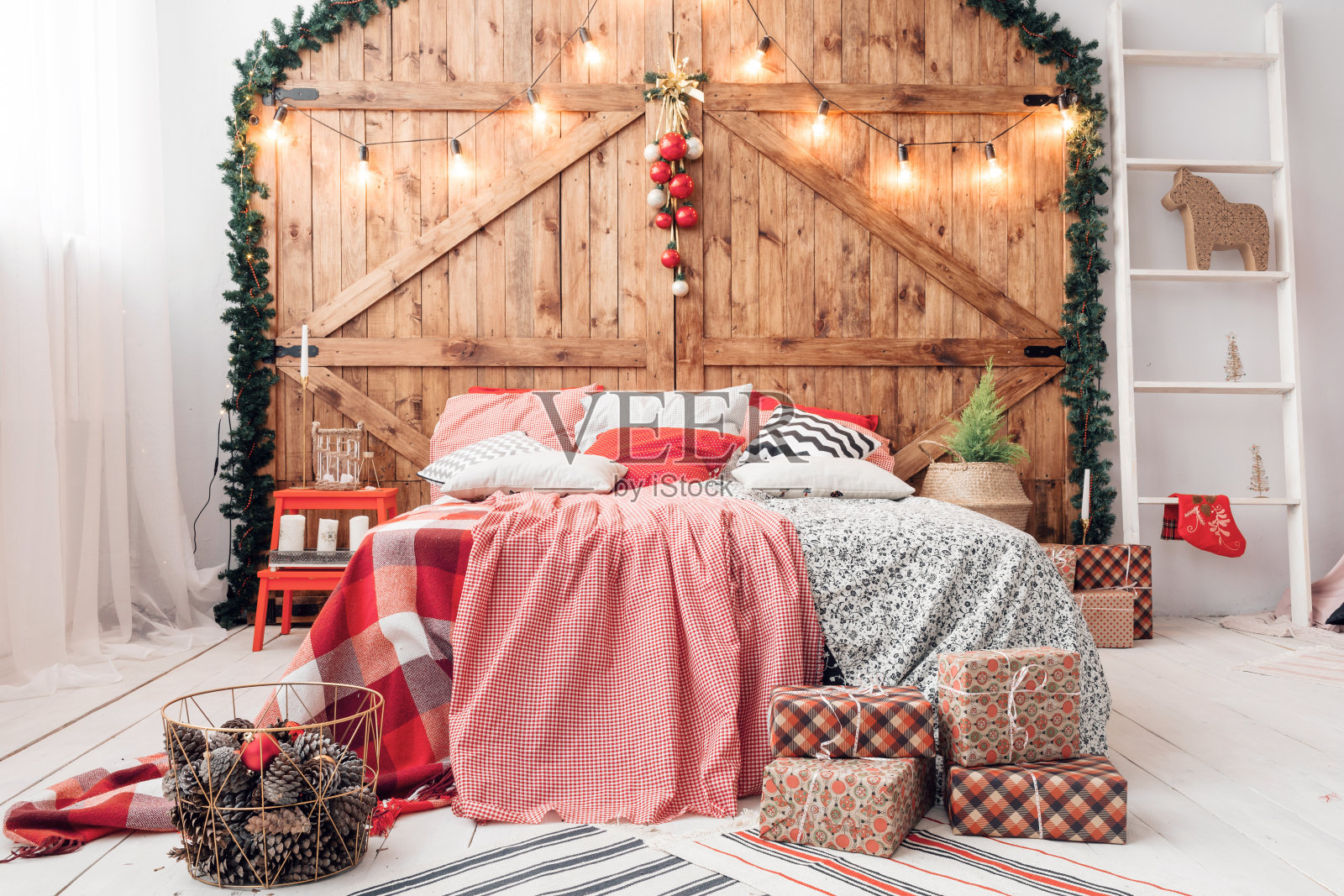 在早上的卧室里过圣诞节。双人床在圣诞节室内木墙背景照片摄影图片