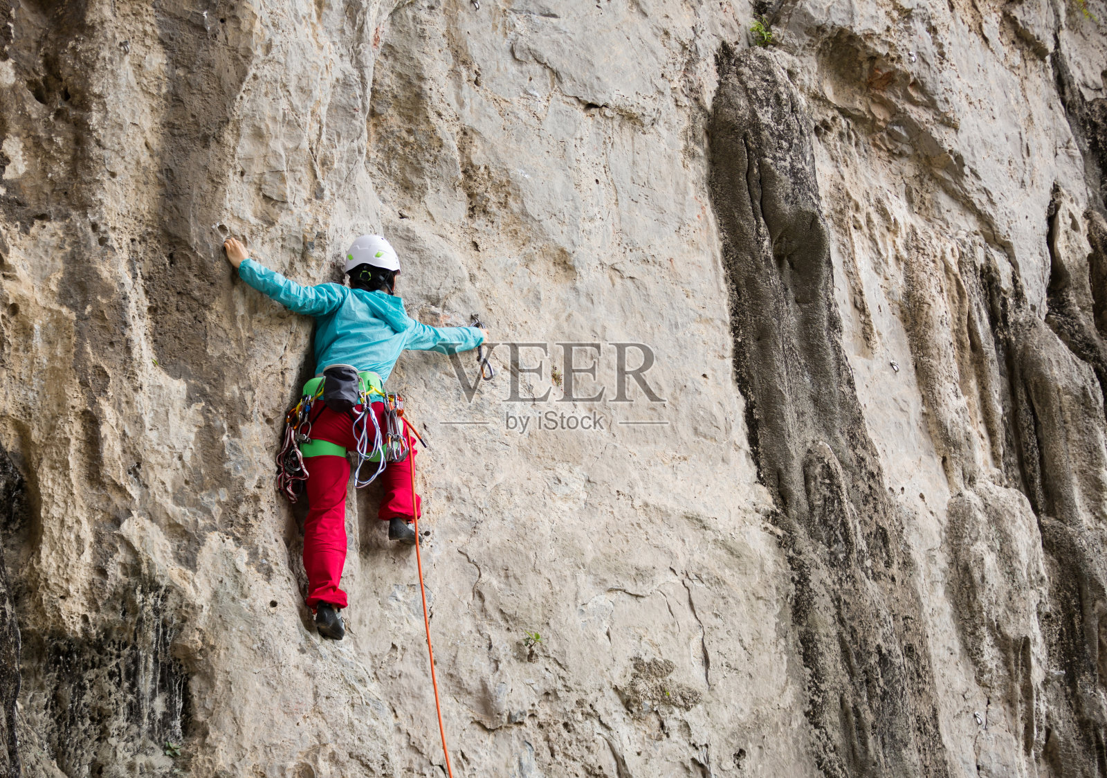 女攀岩者正在攀登悬崖照片摄影图片