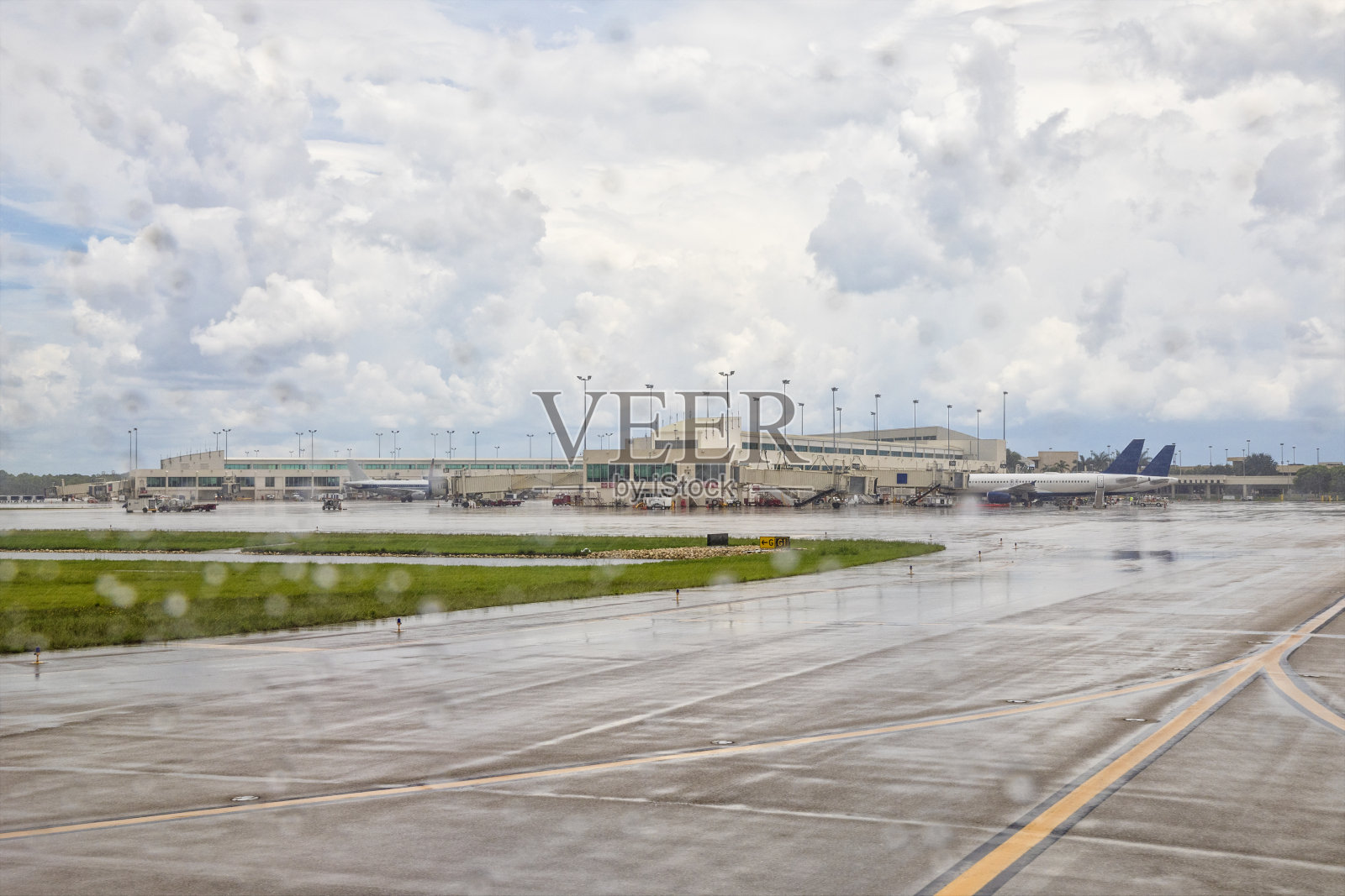从西南佛罗里达国际机场的飞机窗口望出去照片摄影图片