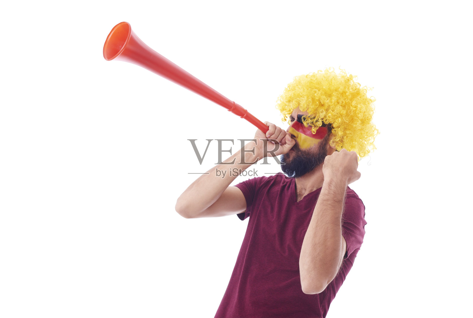 戴着假发和呜呜祖拉庆祝的球迷照片摄影图片