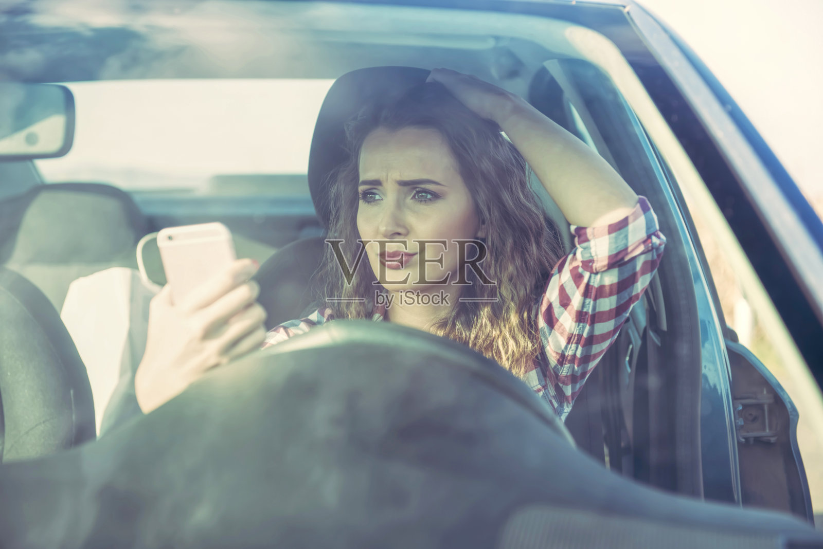 车里有个紧张的年轻女人照片摄影图片