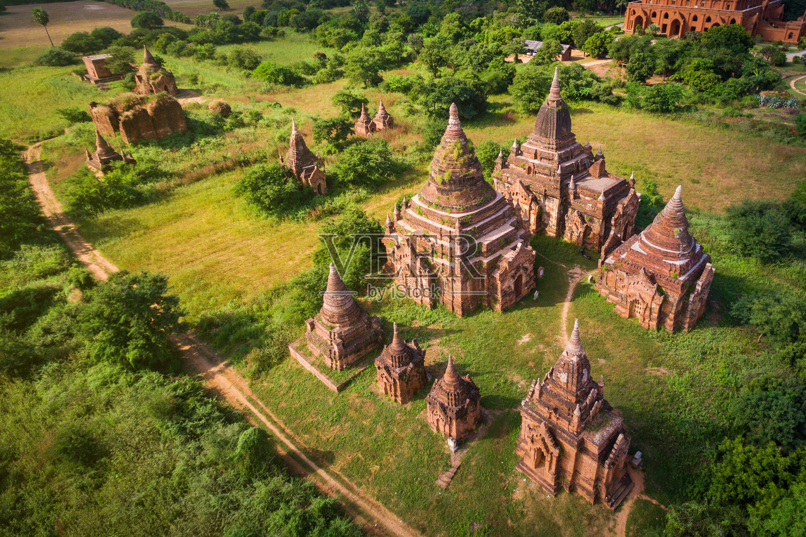 蒲甘，缅甸(缅甸)，鸟瞰古代寺庙和宝塔在日落照片摄影图片