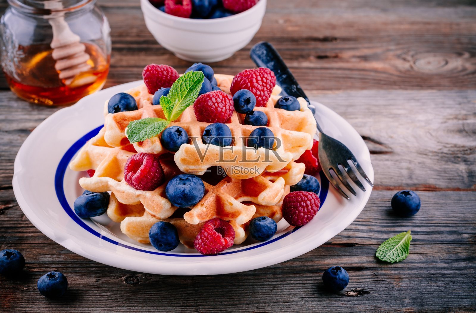 新鲜自制的比利时华夫饼配蓝莓和覆盆子早餐照片摄影图片
