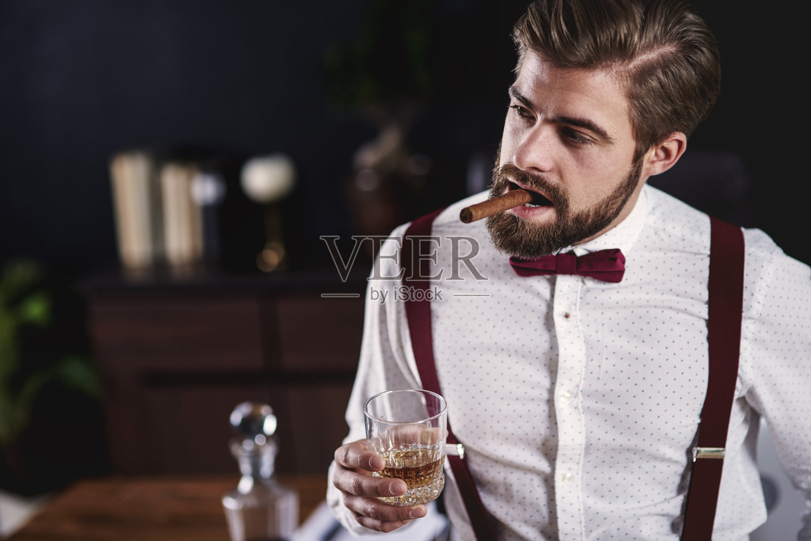 英俊男子的肖像，雪茄和威士忌照片摄影图片