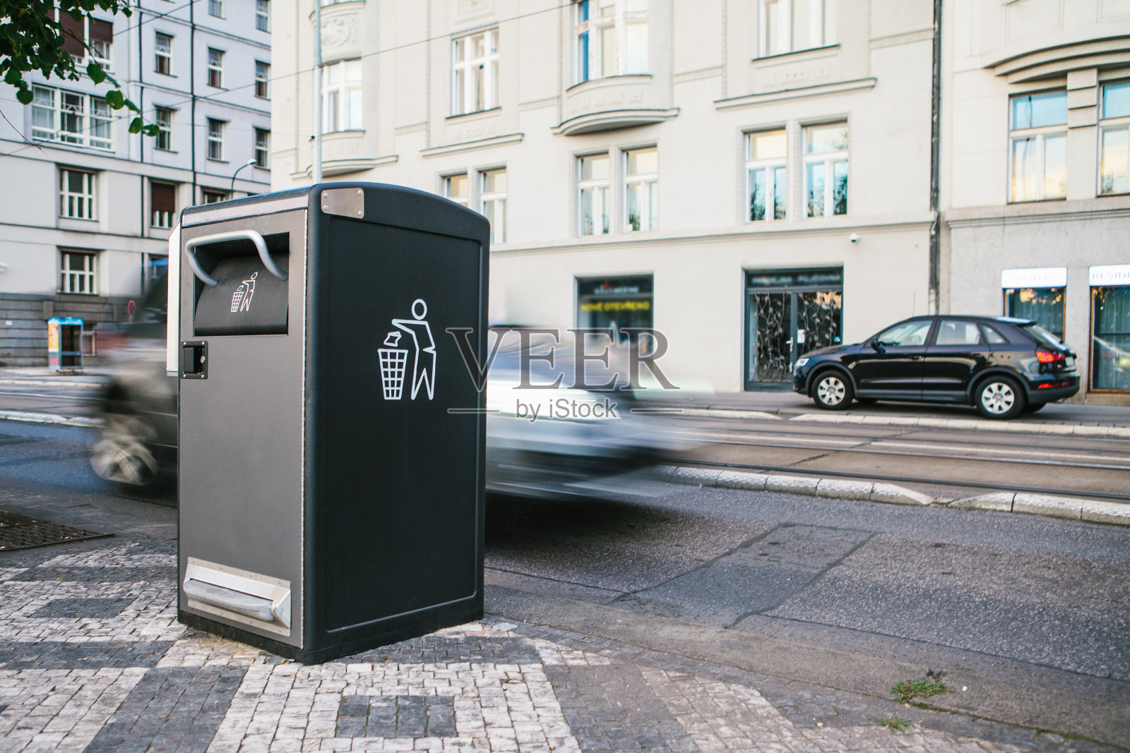 捷克共和国布拉格街头的一个现代智能垃圾桶。在欧洲收集废物，以便日后处理。环保的垃圾收集。在背景中，汽车正在行驶。照片摄影图片