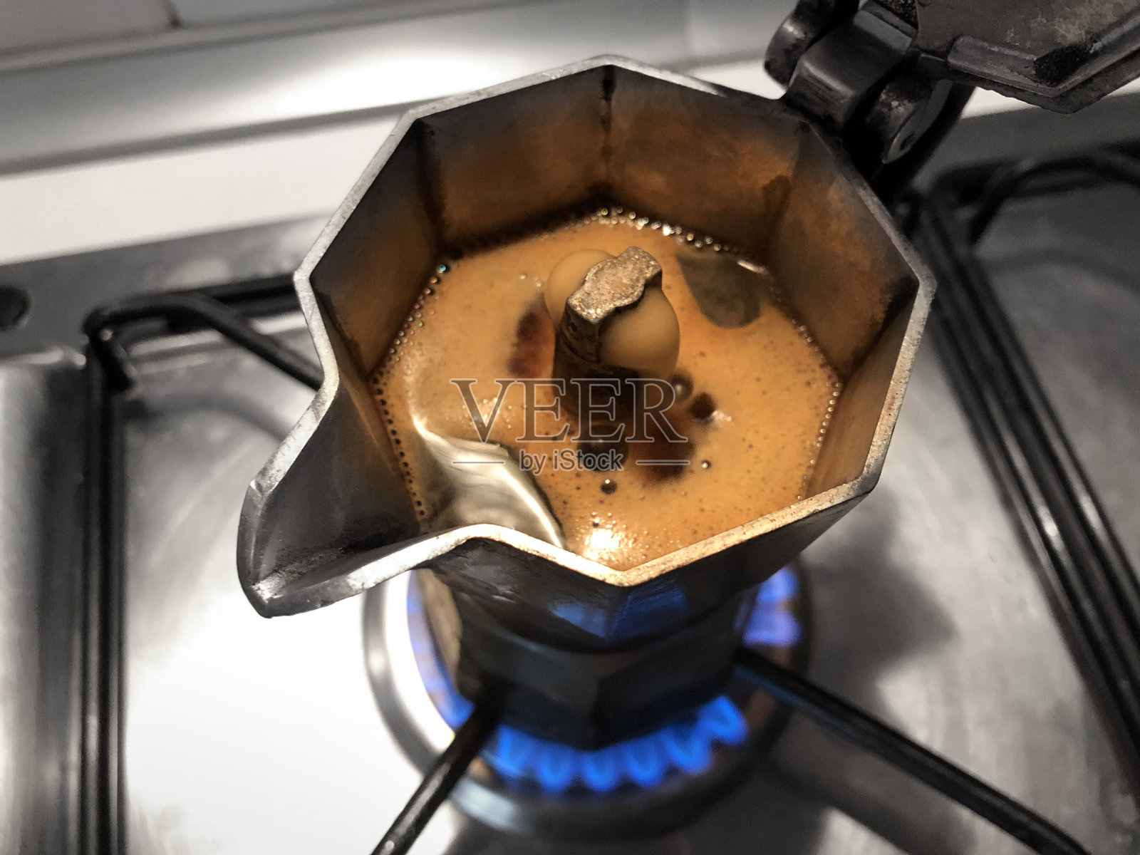 烤炉上放着摩卡咖啡。传统的意大利咖啡机。照片摄影图片