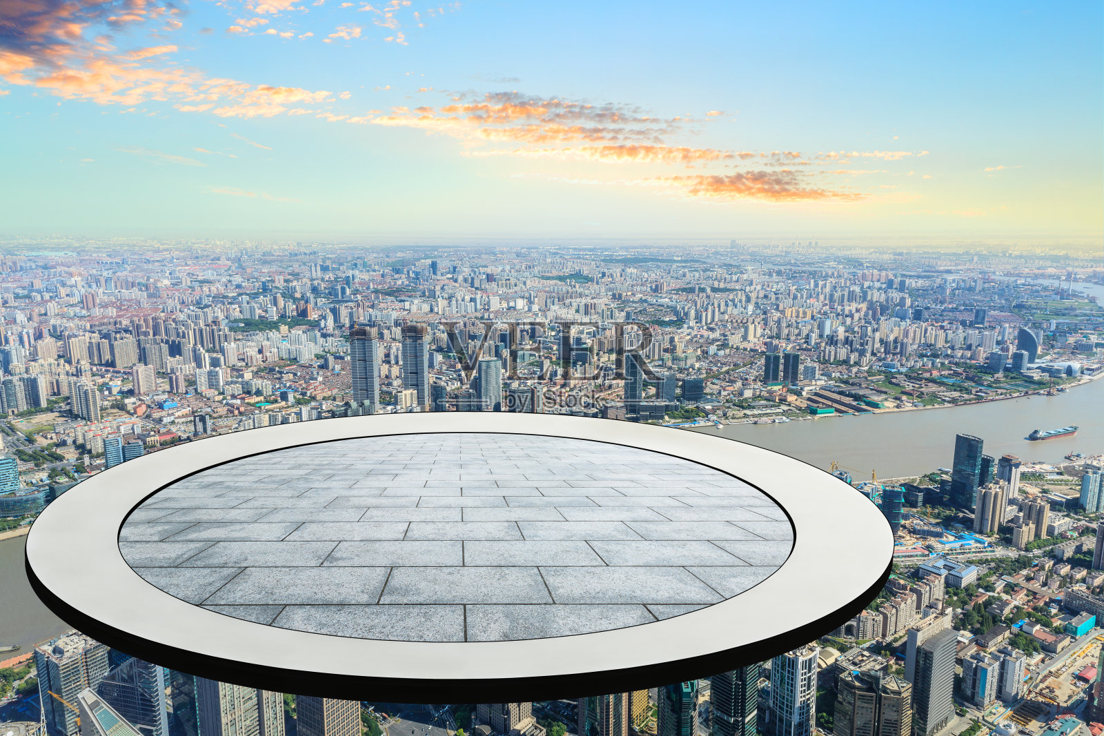 悬挂在陆家嘴金融区上空的圆形平台位于上海照片摄影图片