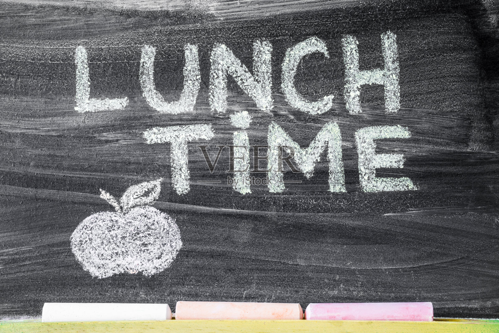 午餐时间。教室里，粉笔在黑板上画了苹果。学校午餐的概念。照片摄影图片