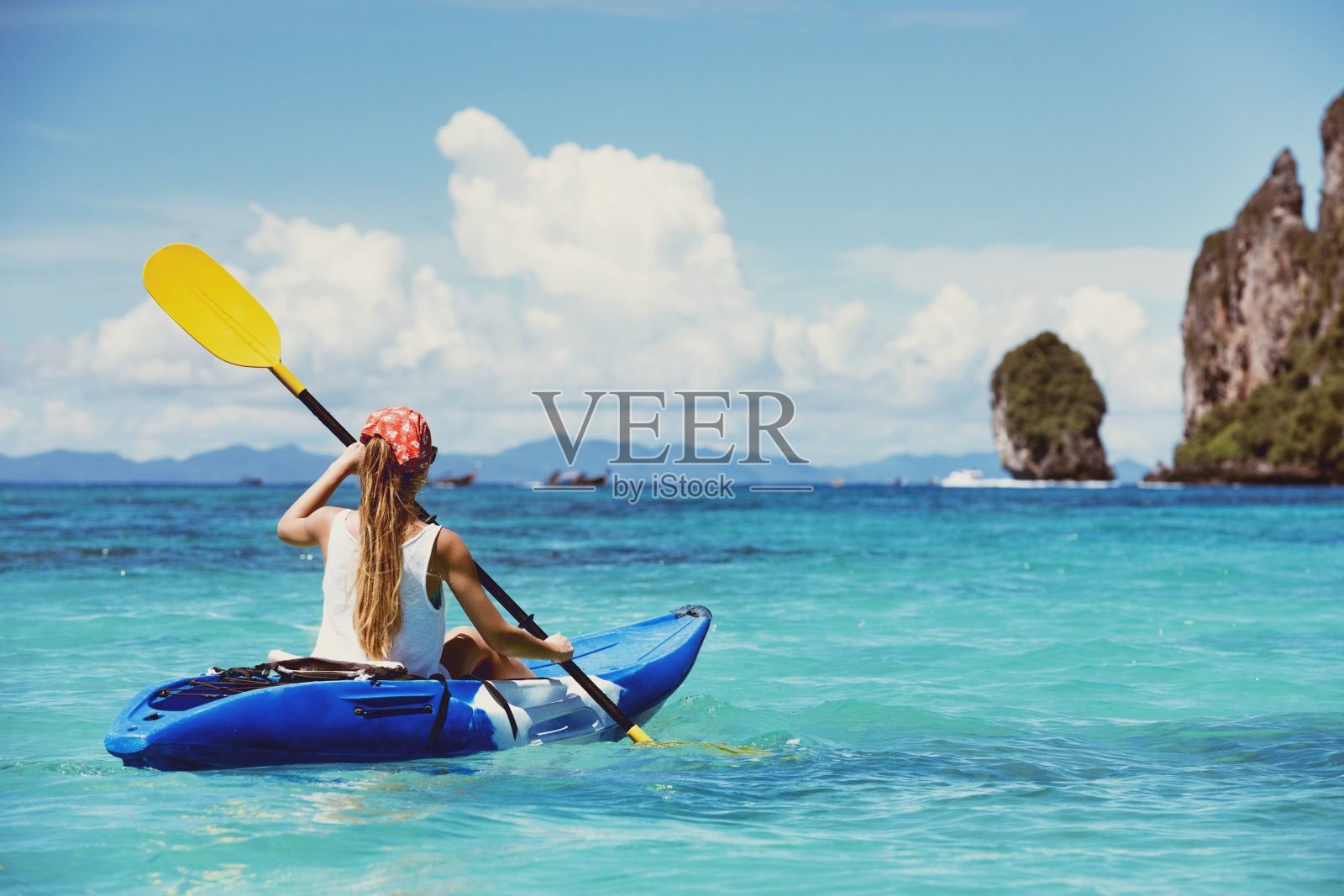 旅行概念与单身女孩在皮划艇在热带湾照片摄影图片