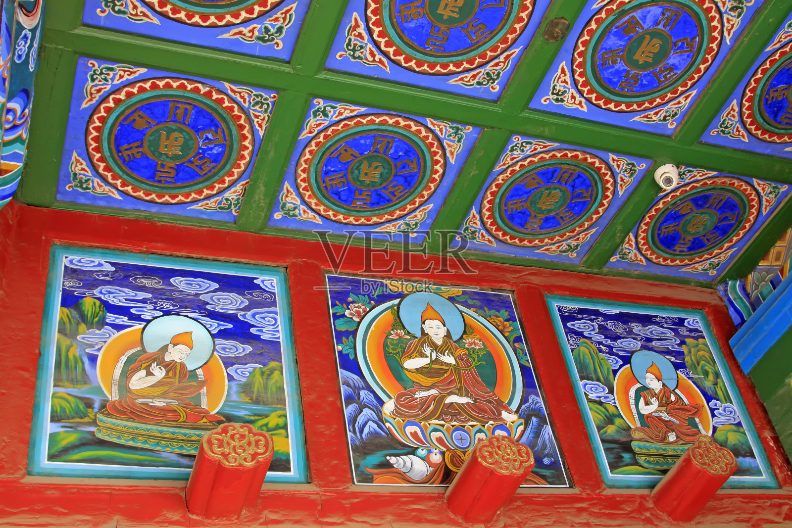 2015年2月6日，内蒙古呼和浩特市，大昭寺的天花板和壁画照片摄影图片
