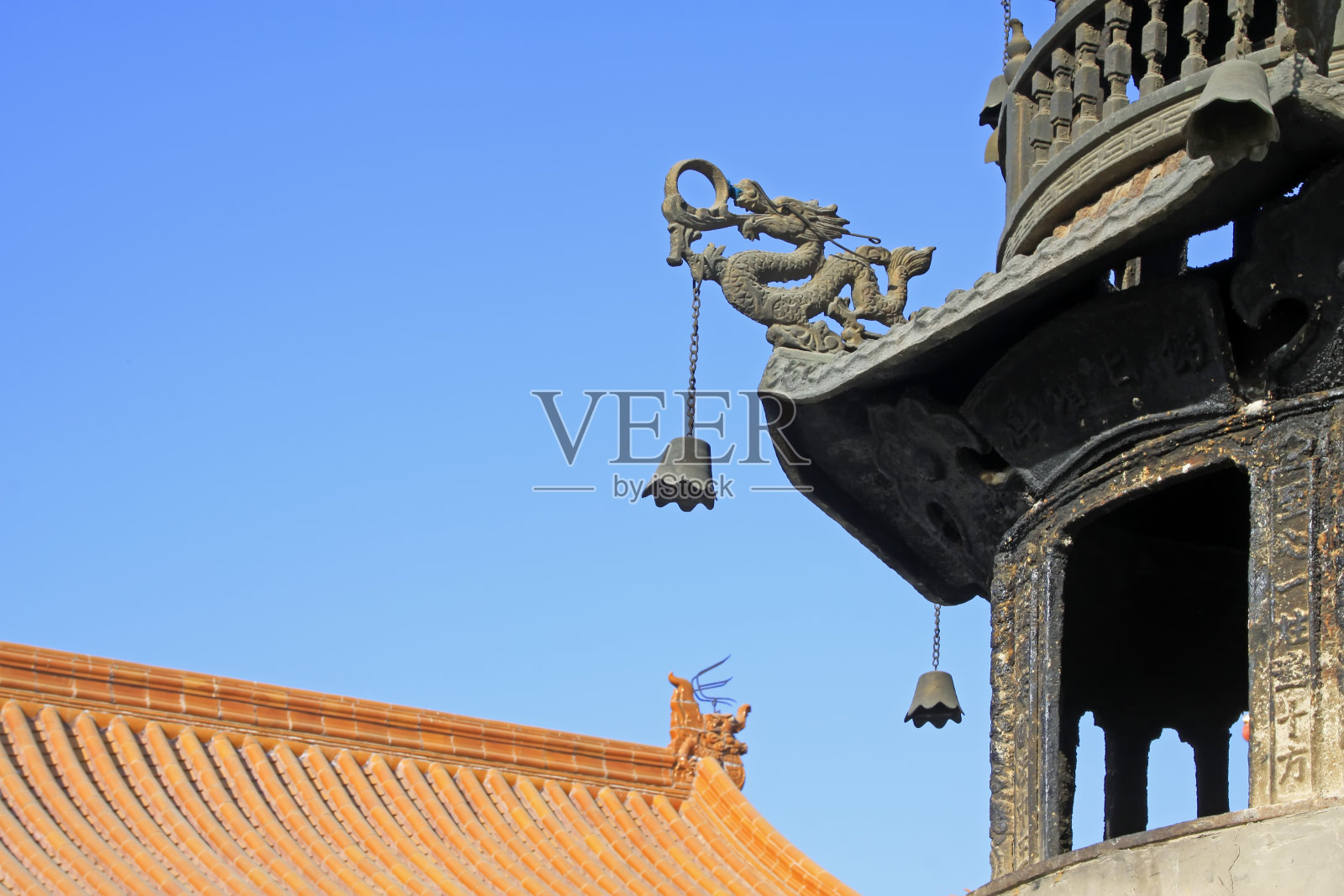 龙雕塑和钟在一个寺庙，特写照片照片摄影图片