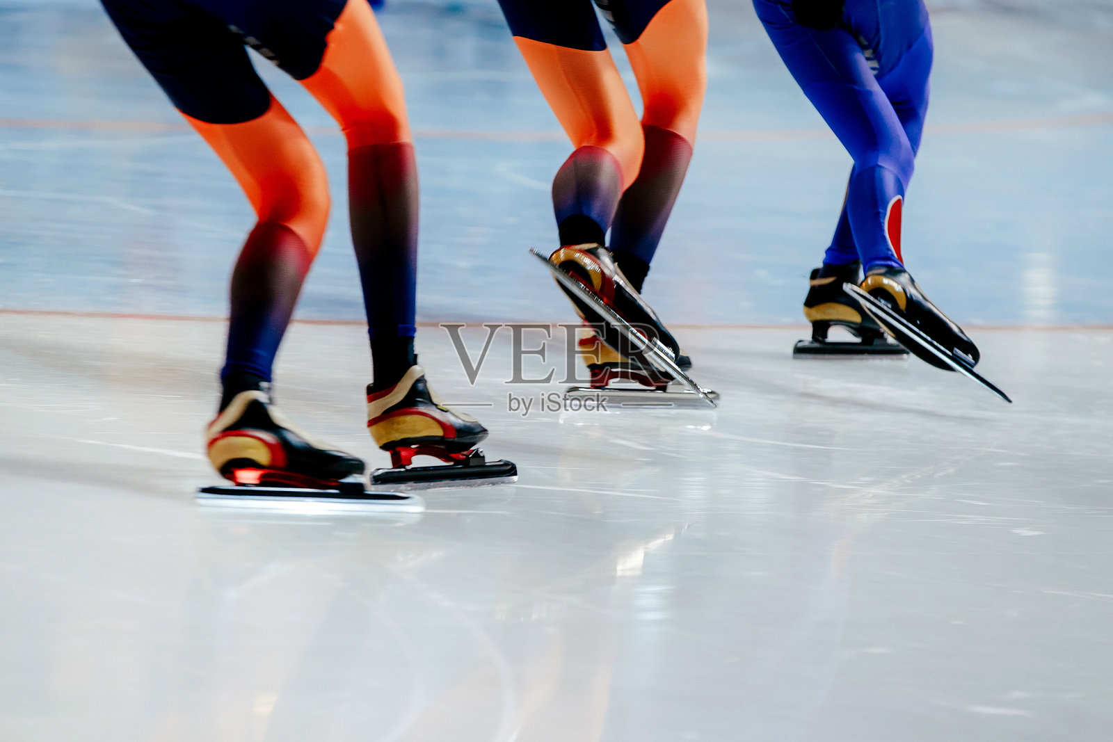 双腿女子速滑运动员在群众开始比赛照片摄影图片