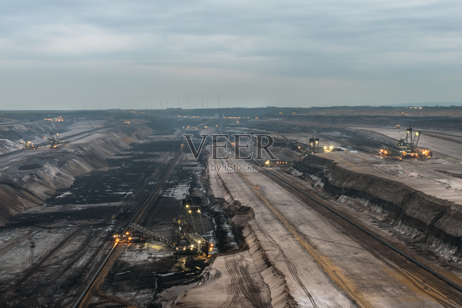 德国加茨韦勒露天煤矿白天开采照片摄影图片