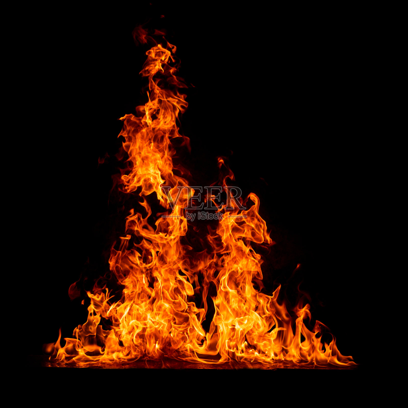 炽热的火焰，在黑色的背景上有孤立的反射照片摄影图片