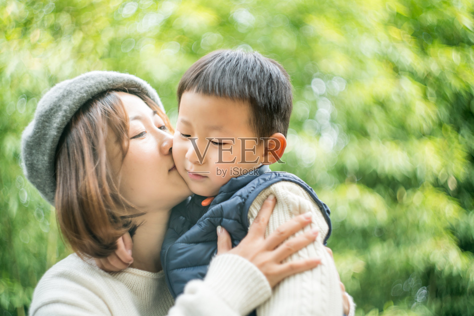中国妈妈和她的儿子照片摄影图片